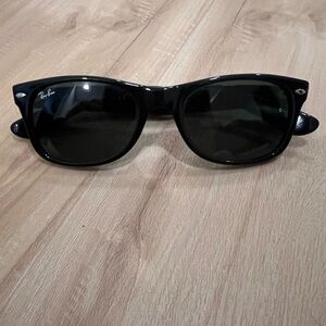 Ray-Ban Black Wayfarer Sunglasses Timeless Design